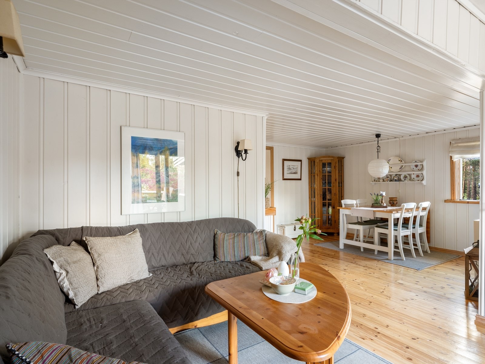 Hyggelig sofaplass med utsikt til vedovn og naturen. Med direkte adkomst til den store terrassen. Galleribilde