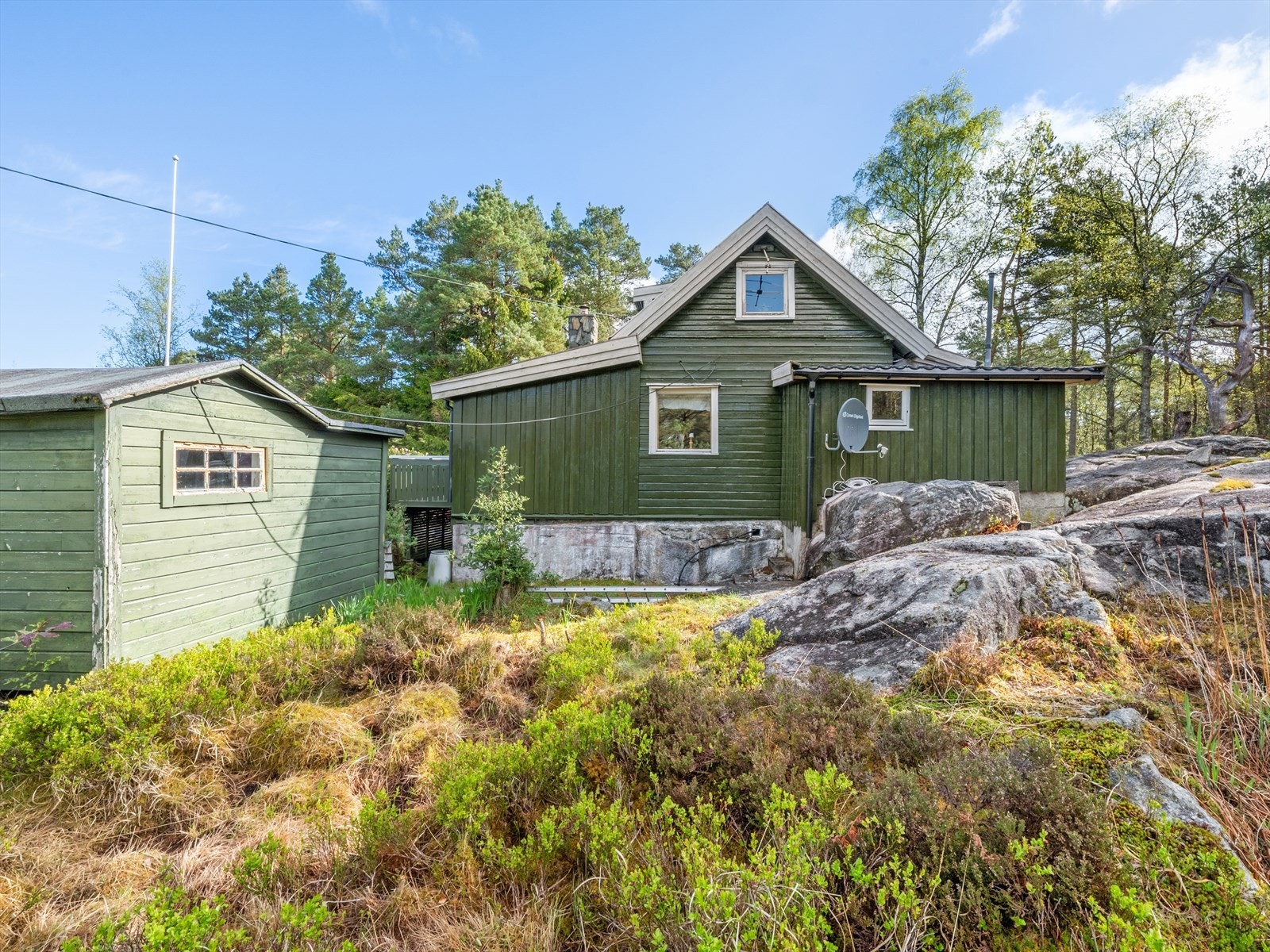Idyllisk og rolige omgivelser med nærhet til skogen som grenser til hyttetomten. Du er helt for deg selv, uten innsyn fra naboer. Her kan du finne roen. Galleribilde