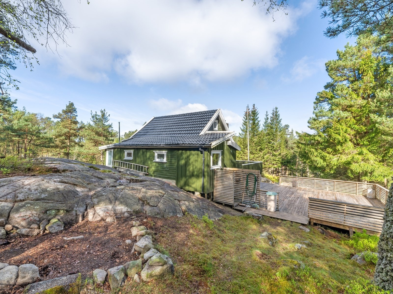 Nytt Decra tak lagt i 2006/2007. Idyllisk og rolige omgivelser med nærhet til skogen som grenser til hyttetomten. Du er helt for deg selv, uten innsyn fra naboer. Her kan du finne roen. Galleribilde
