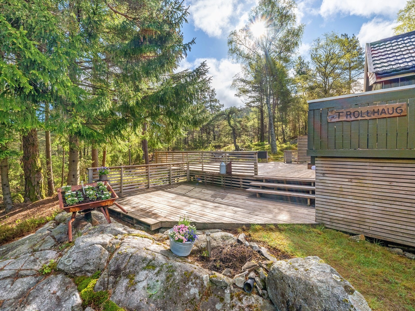 Store terrasser med sol fra morgen til kveld. Om sommeren har man sol fra ca. kl. 08.00 til 21.30. På terrassene er det plass til flere ulike møbleringssoner. Galleribilde