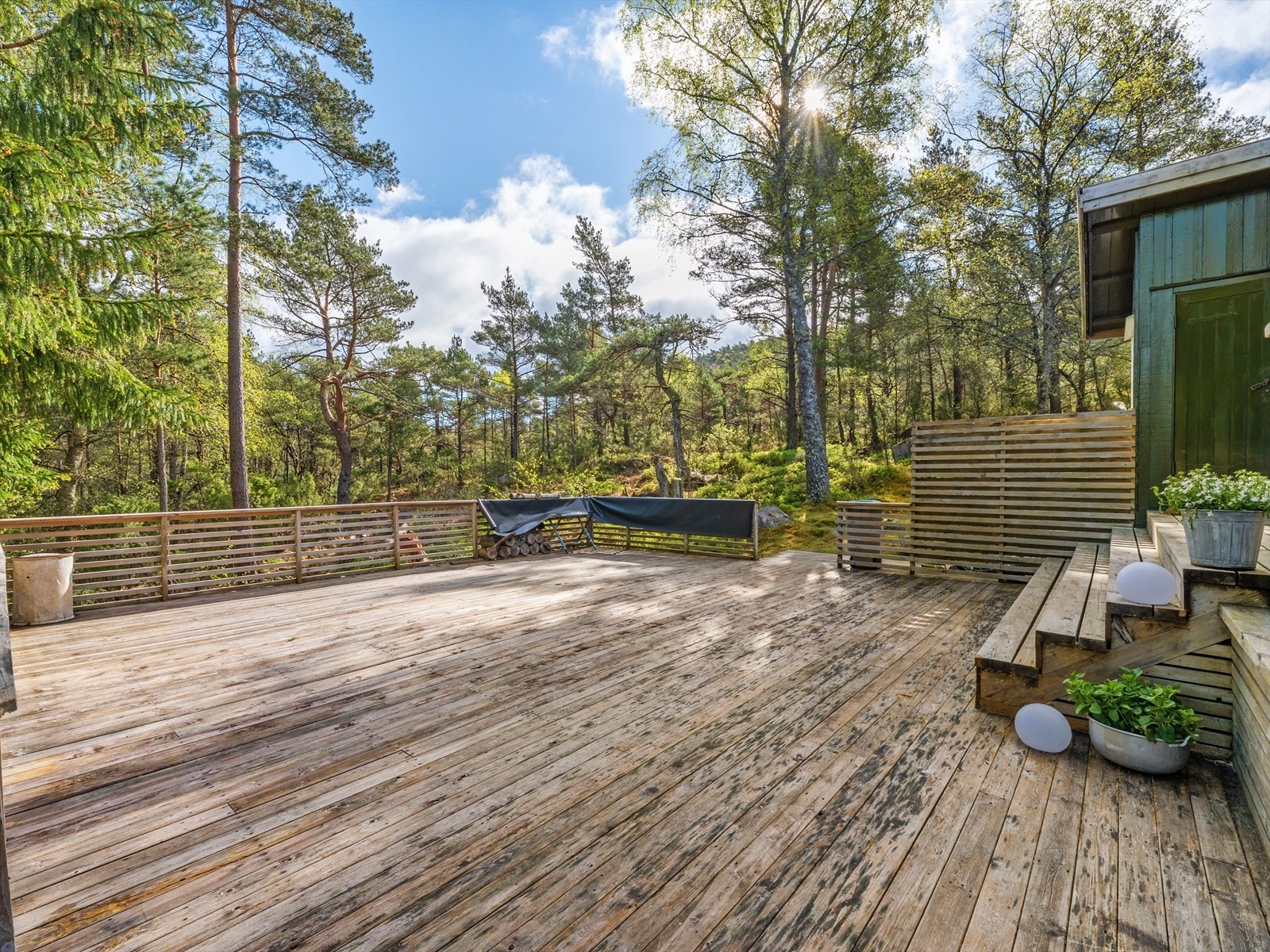 Stor solrik terrasse med flere soner til møblering. Senk skuldrene og nyt naturen. Fint turterreng rett ut fra hytten. Galleribilde