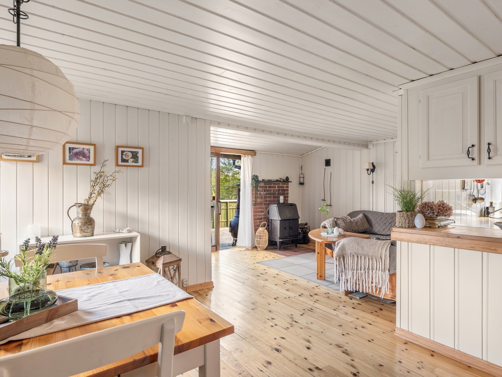 Lys og innbydende stue med store vinduer og vakker utsikt til natur. Idylliske omgivelser skaper fin atmosfære. Galleribilde