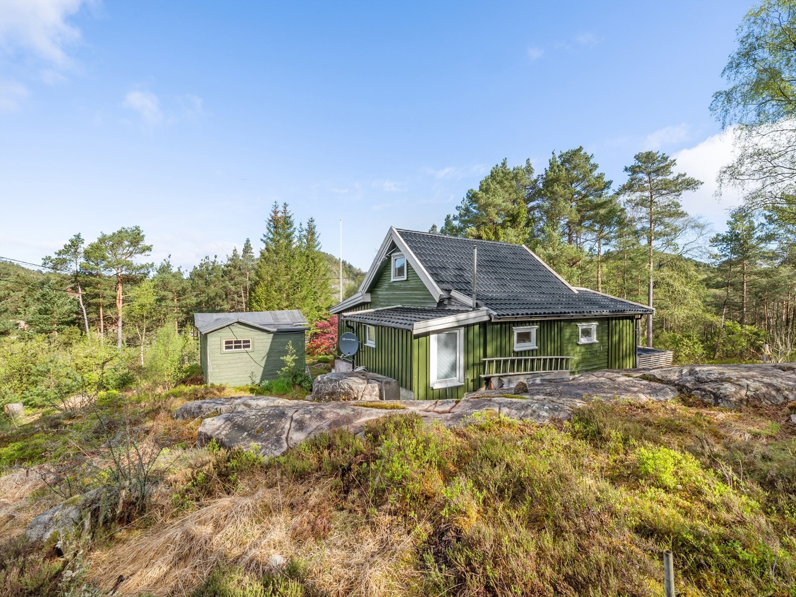 Romslig hytteeiendom plassert i ytterkanten av Hommersåk. Her er det få minutter til butikk, hurtigbåtkai, bakeri m.m. Kun 20 min fra Sandnes og 30 min fra Stavanger. Galleribilde