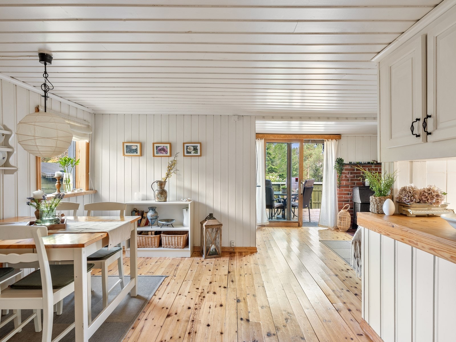 Lys og innbydende stue med utsikt til vakker natur. God plass til egen spise- og sofasone. Galleribilde