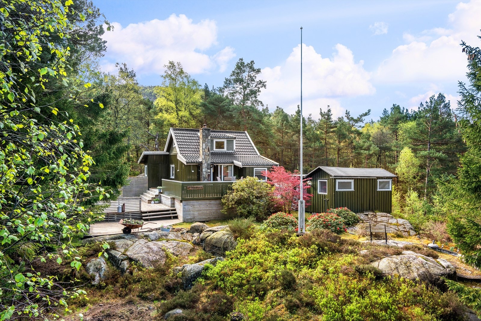 Dan Chruickshank presenterer: Sjarmerende hytte i naturskjønne omgivelser med solrike terrasser og frodig hage. Turområder. 30 min fra Stavanger. Galleribilde