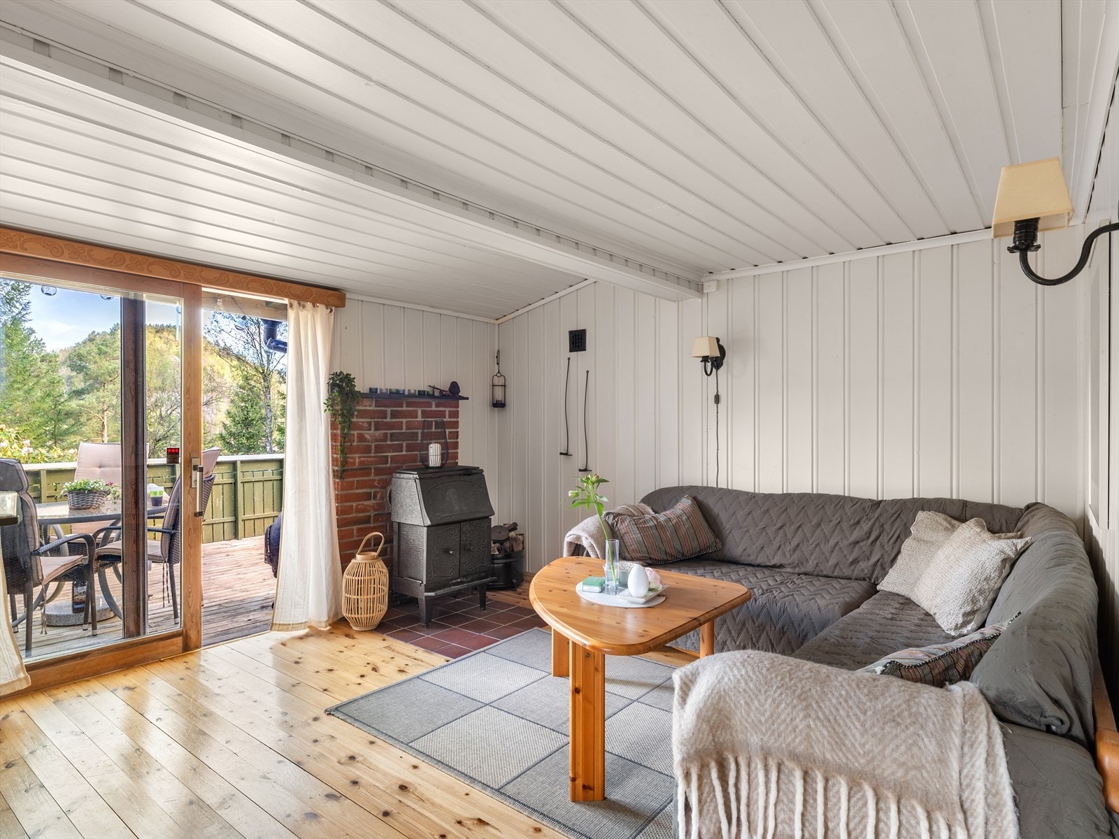 Lys og innbydende stue med store vinduer og vakker utsikt til natur. Idylliske omgivelser skaper fin atmosfære. Galleribilde