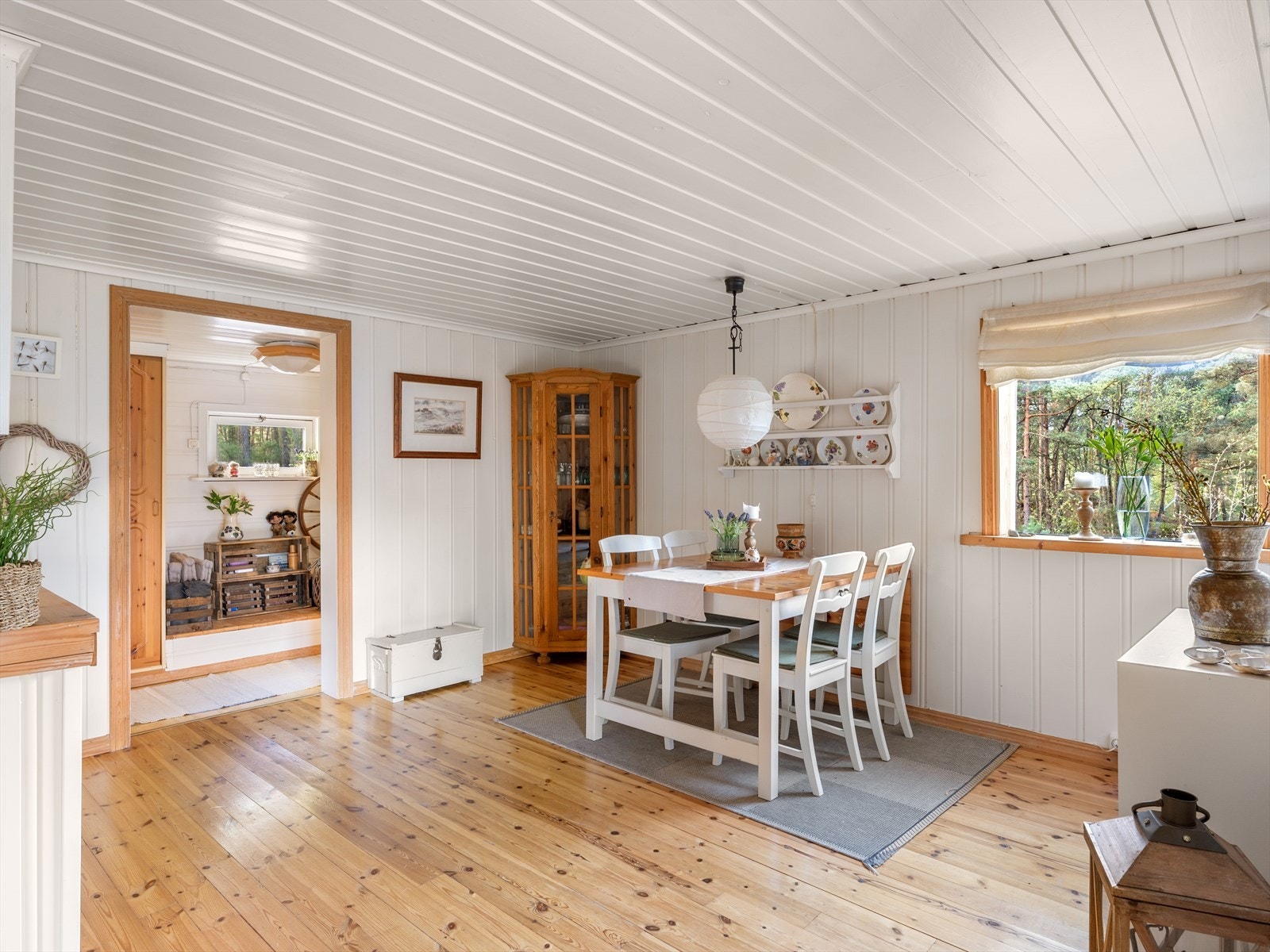 God spisestue, hvor det er plass til å trekke ut for langbord til besøk. Veggplass for skap, skjenk og pynt. Galleribilde