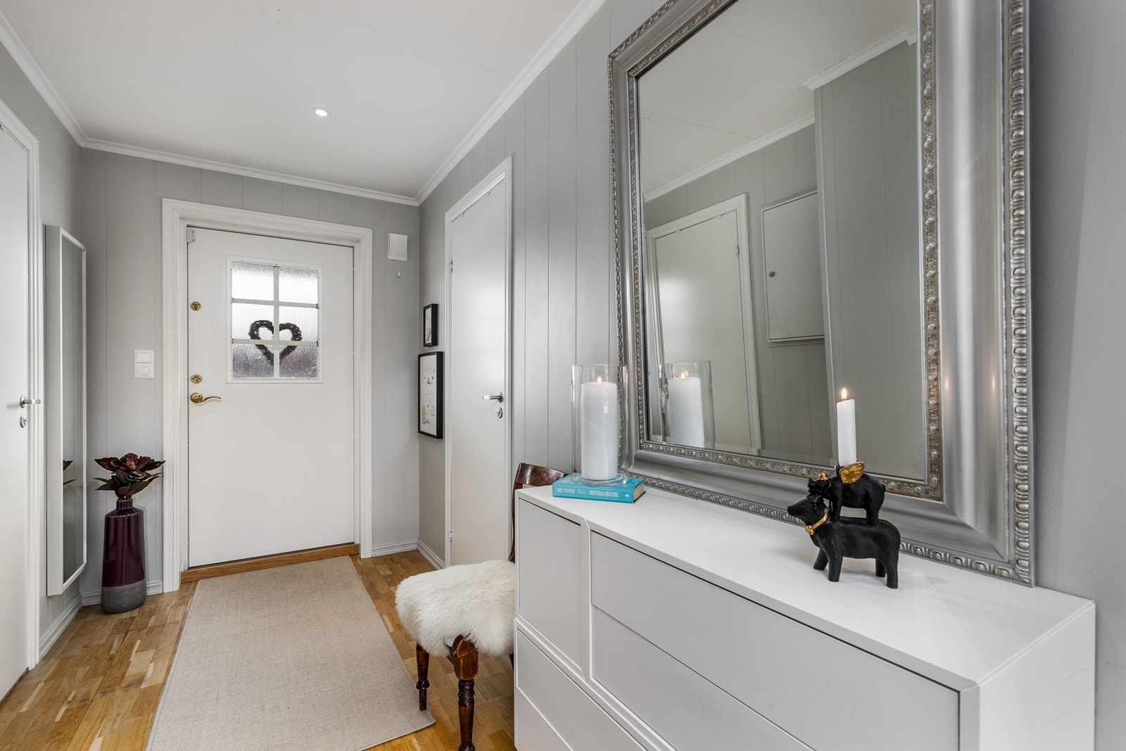 Flott entré med parkett på gulv og vegger malt i moderne farger. Galleribilde