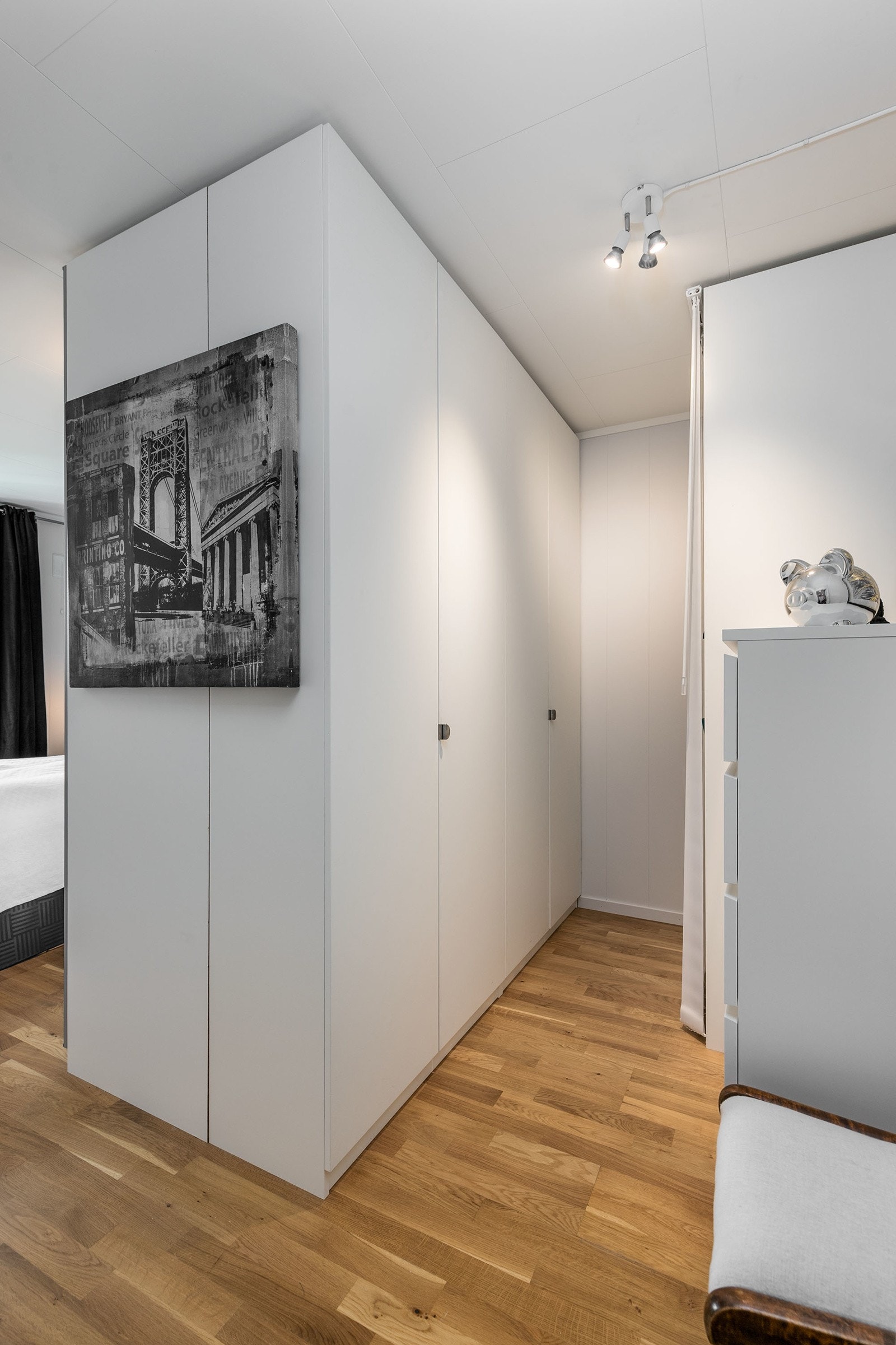 Flott garderobeløsning, med skyvedørdsgarderobe på ene siden og skap på andre siden. Galleribilde