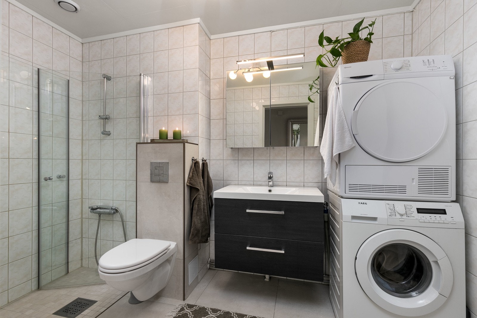 Pent flislagt bad med varmekabler i gulv. Eier opplyser om at badet ble pusset opp med nytt baderomsgulv i 2017, med ny membran og nye gulvfliser. Galleribilde