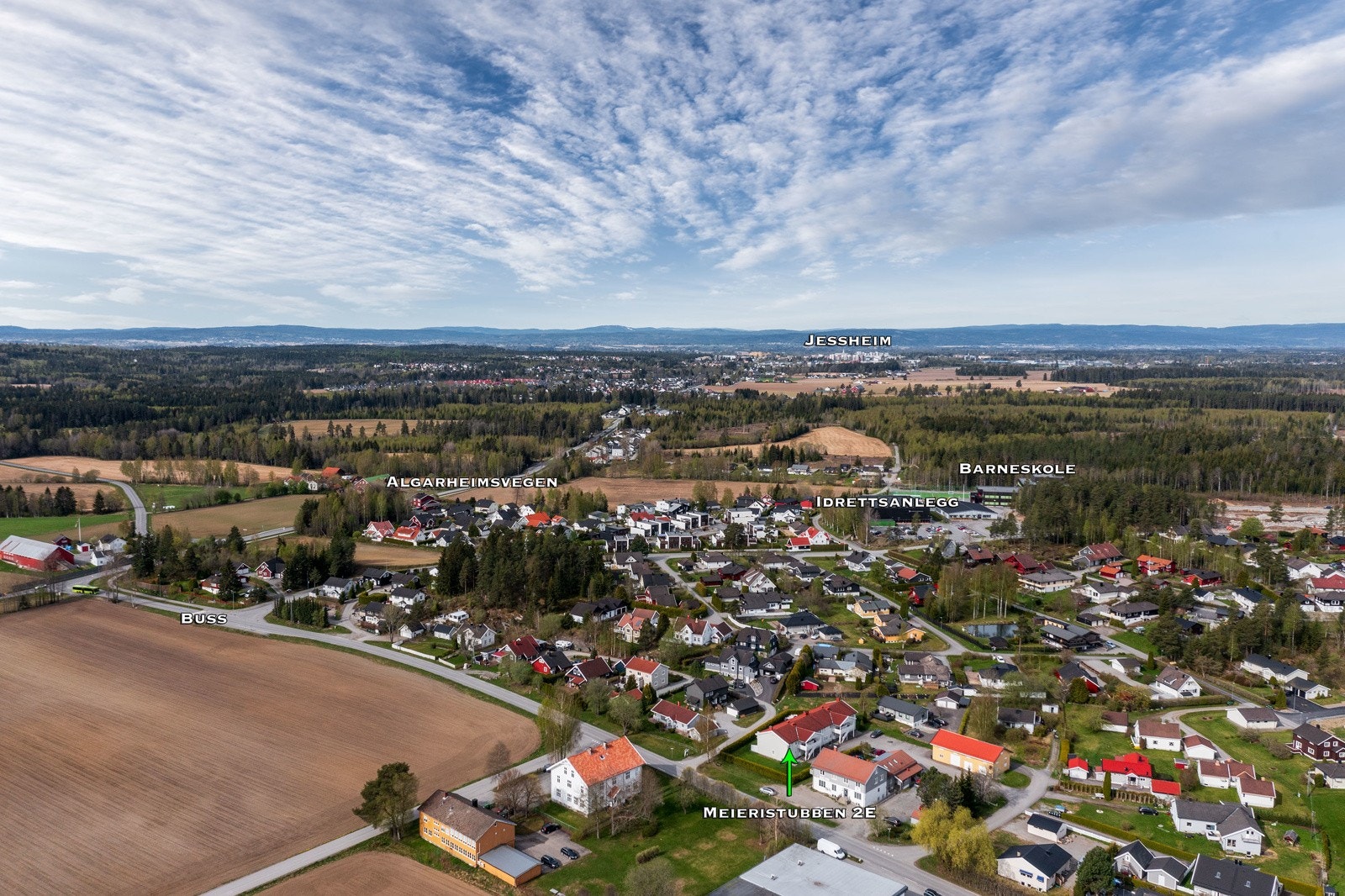 Sentral og populær beliggenhet med gangavstand til barneskole, lekeplasser, fotballbane, basketballbane, barnehager, samt kun 4,8 km til Jessheim sentrum med alle fasiliteter og servicetilbud. Galleribilde