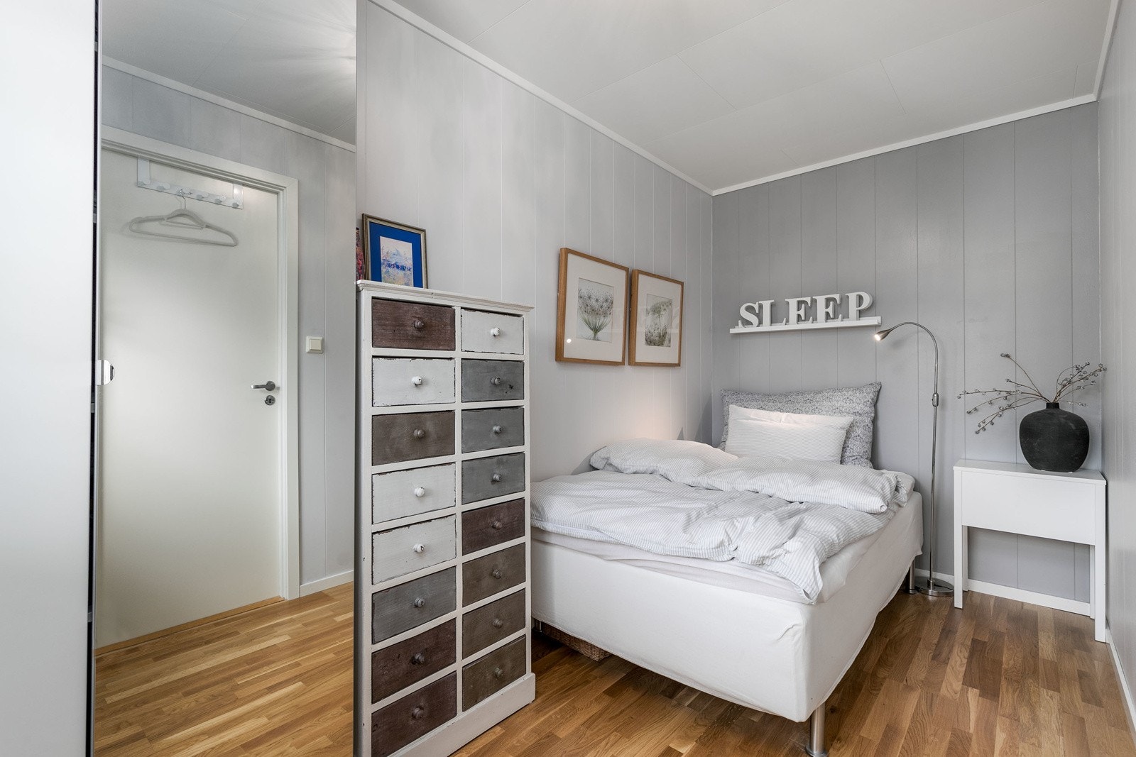 Soverom 2 har fin plass til dobbeltseng/enkeltseng etter ønske, og er av samme gode standard som resten av leiligheten. Fin avsatt plass til kommode. Galleribilde