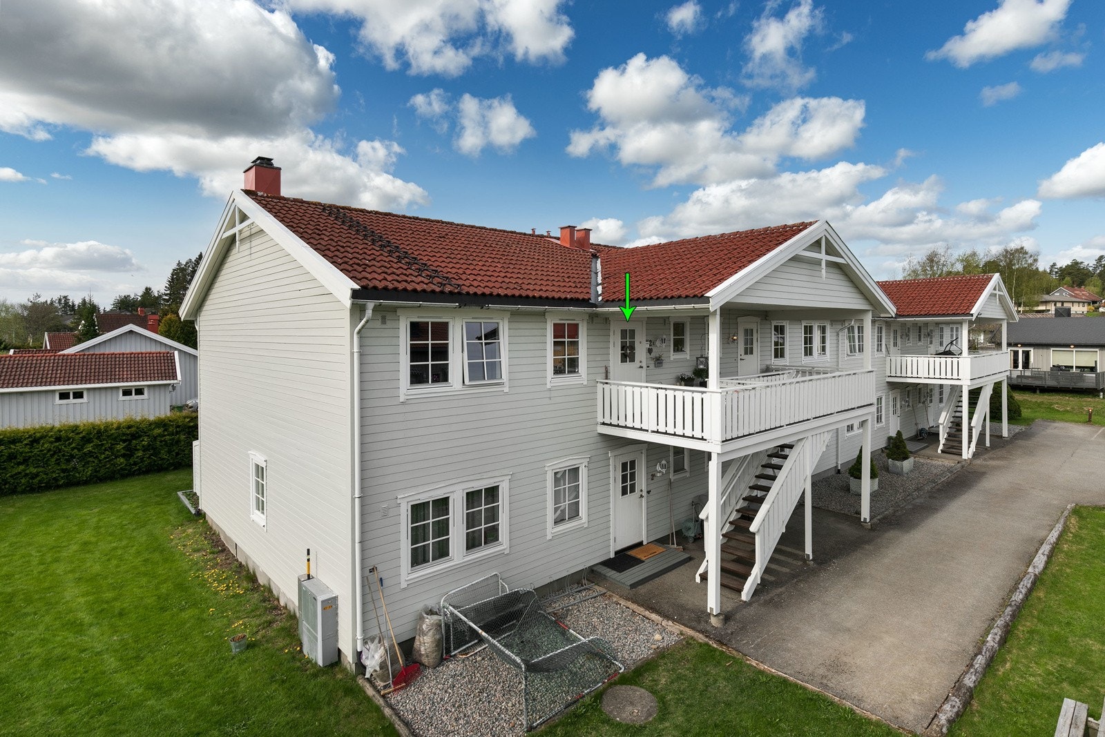 Boligen er beliggende i barnevennlige omgivelser med flott turterreng rett i nærheten. Det er et etablert boligområde, bestående av villa og småhusbebyggelse. Galleribilde