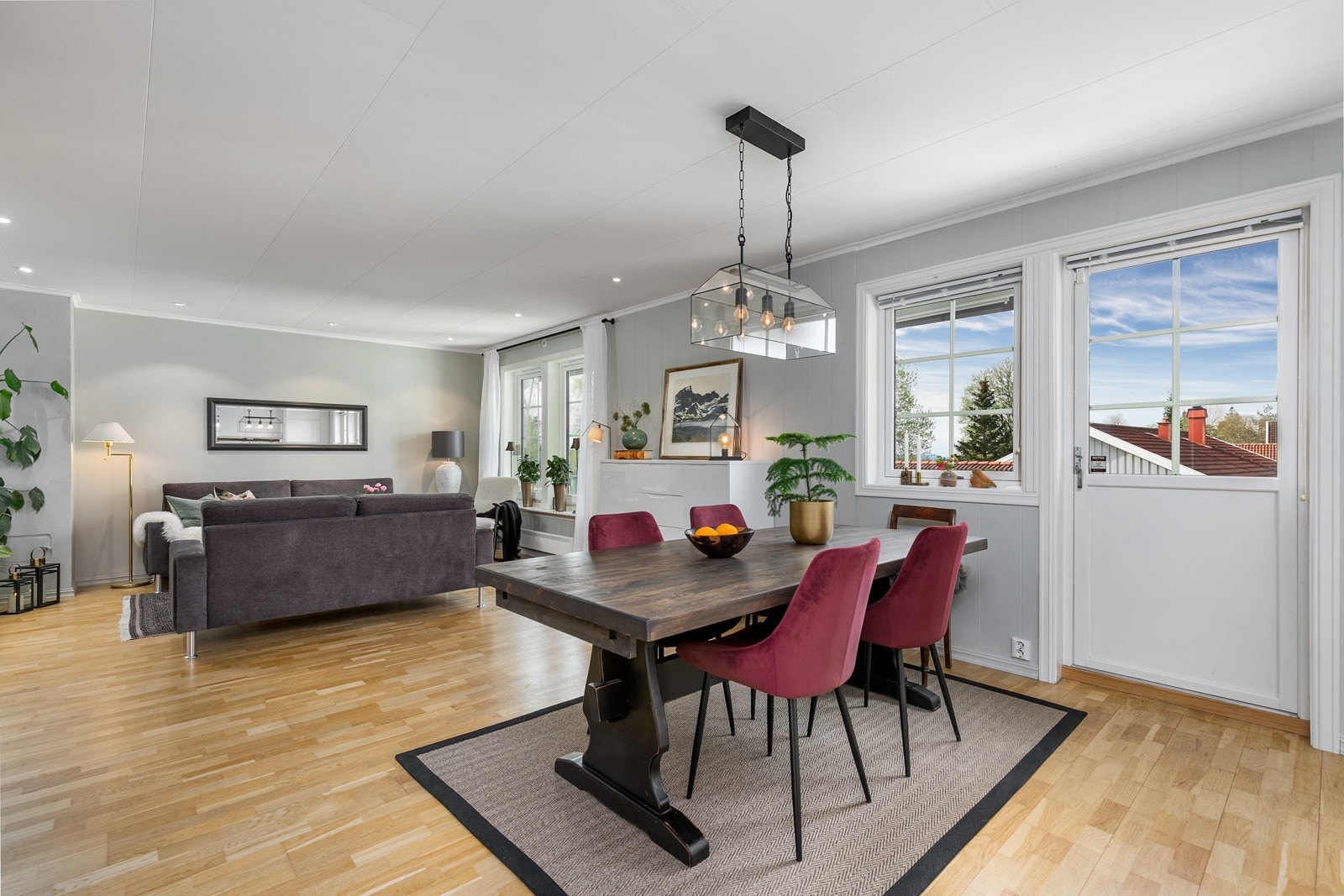 Gulvet er belagt med eikeparkett Galleribilde