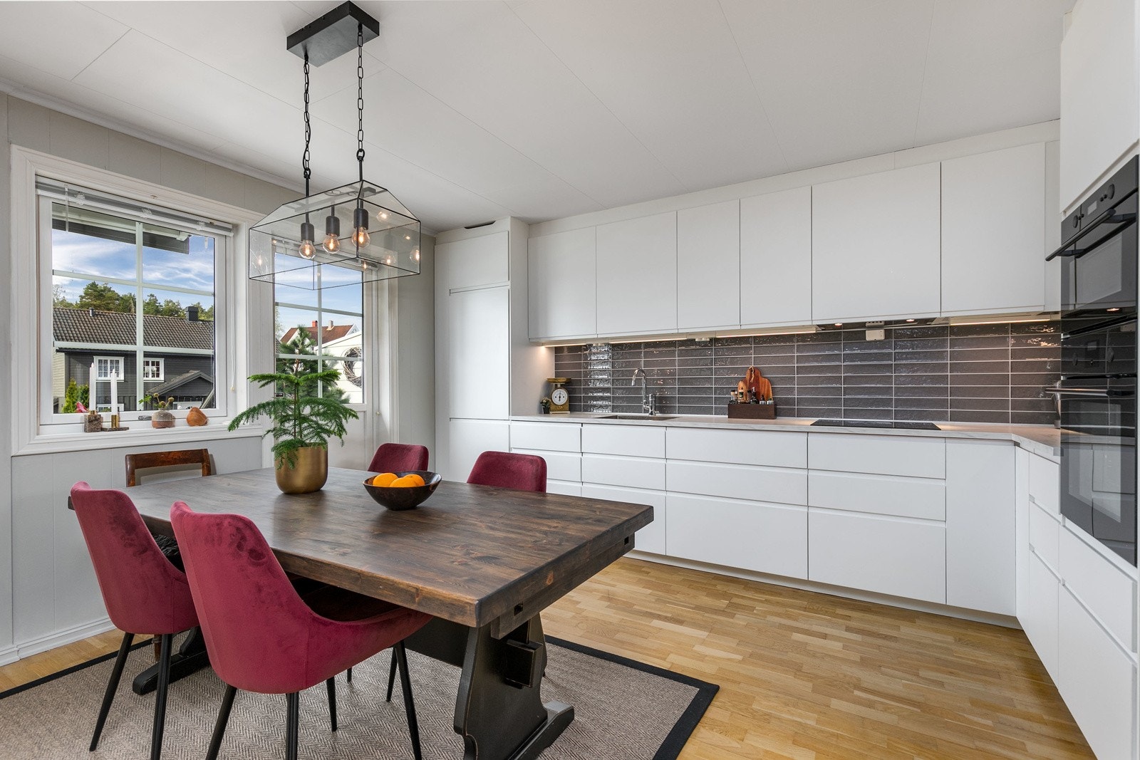 Stilrent og moderne IKEA kjøkken fra 2017 i åpen løsning mot stuen Galleribilde