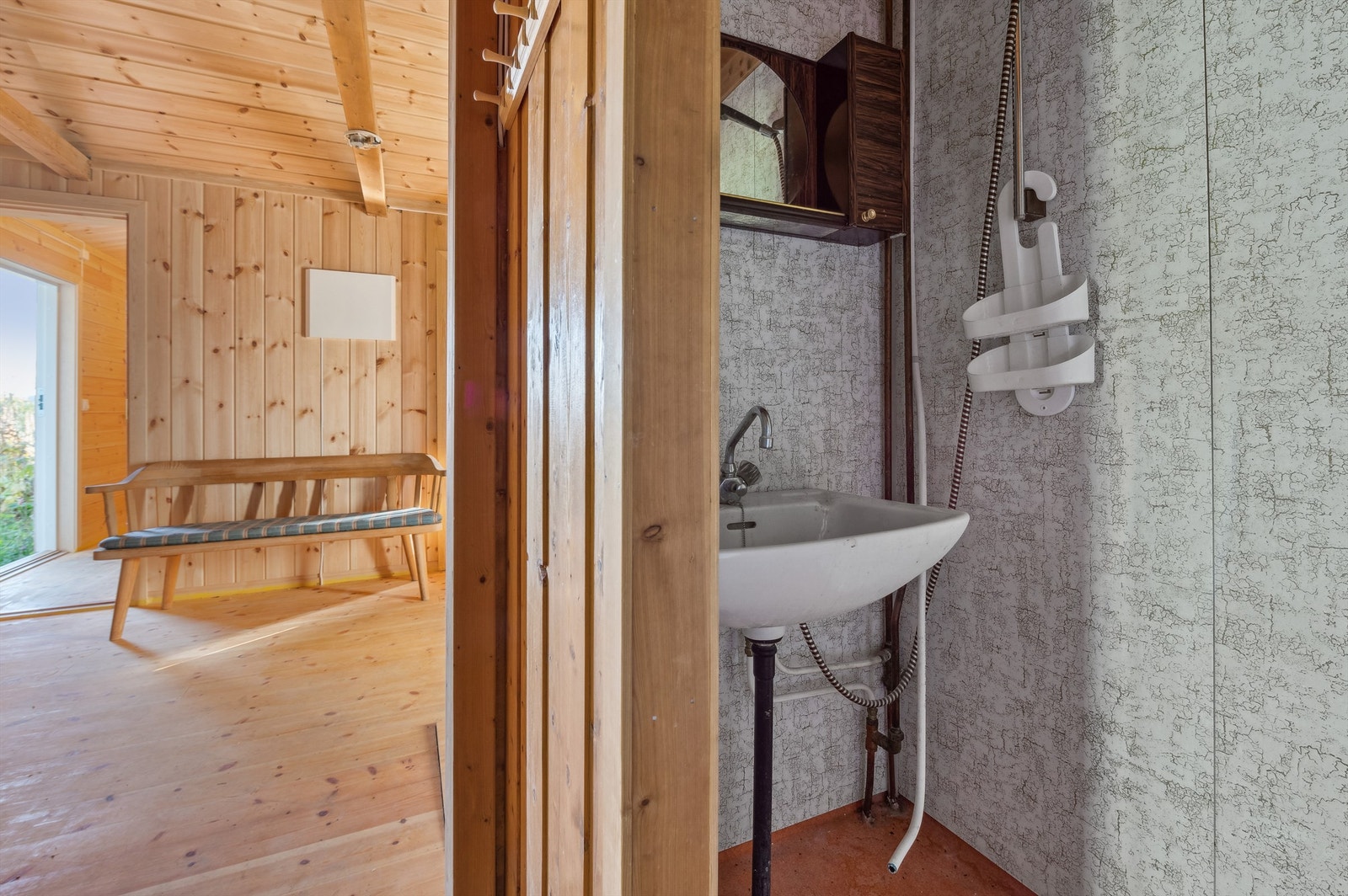 Enkelt innredet dusjrom med dusj og servant Galleribilde