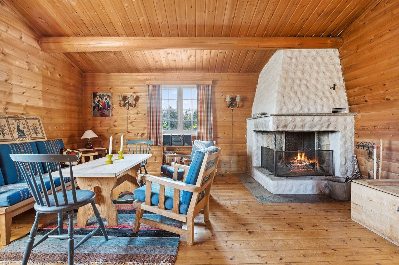 Åpen peis i hjørnet sørger for varme og den rette hyttestemningen Galleribilde