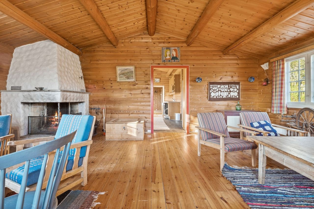 Stua er lun og romslig med god plass til flere sittegrupper Galleribilde