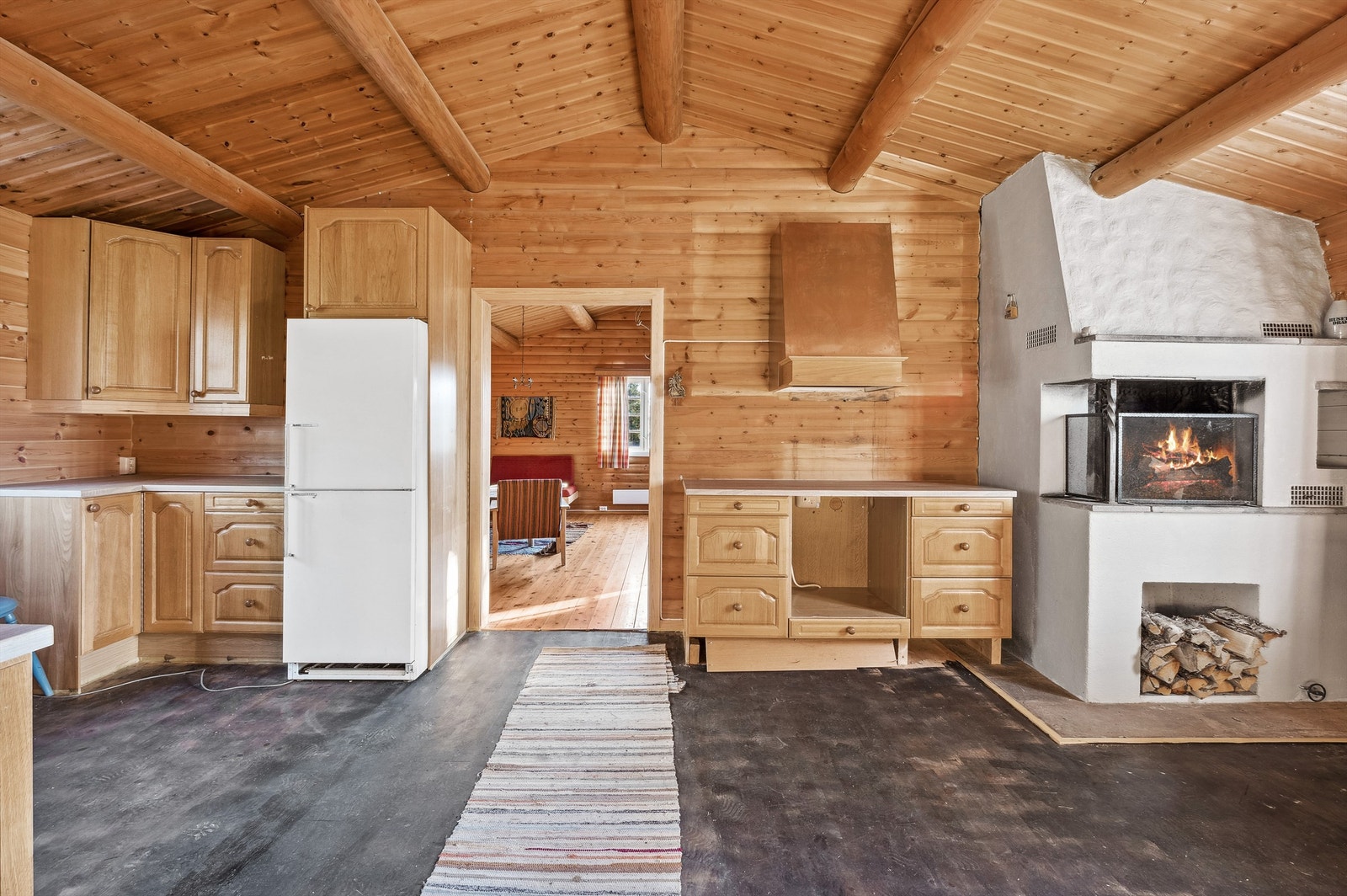 Også på kjøkkenet er det koselig og stemningsskapende peis Galleribilde