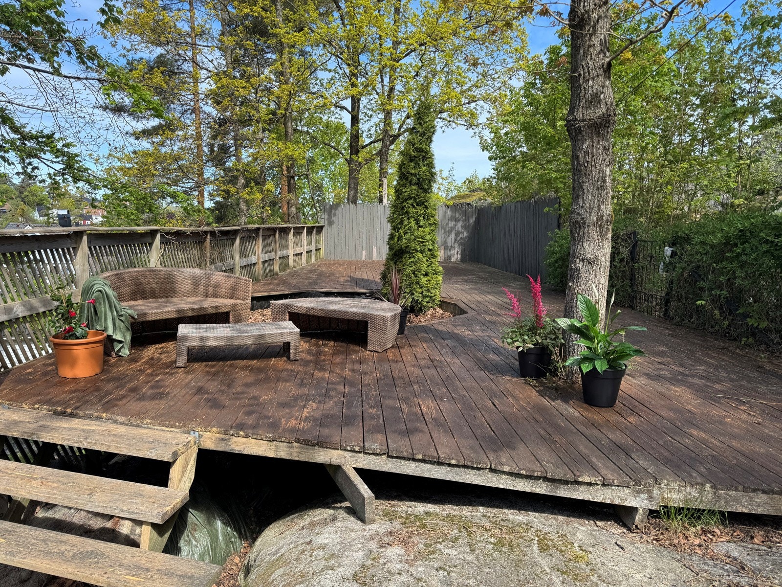 Boligen har en stor hage med variert beplantning, og livet utendørs nytes til fulle på to flotte uteplasser, inkludert en stor og skjermet terrasse med levegger. Galleribilde