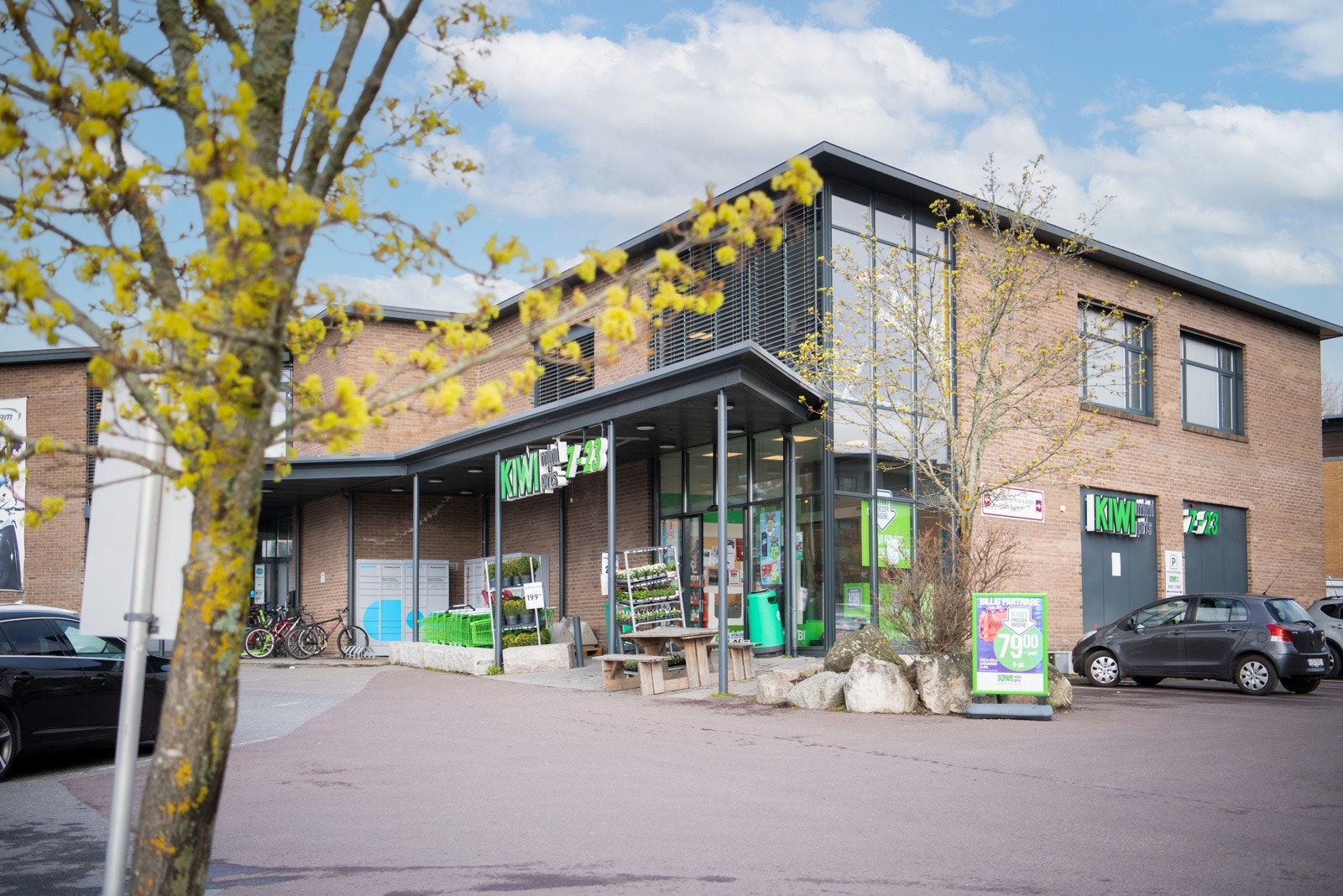 Dagligvarehandelen kan blant annet gjøres på Kiwi Ranvikskogen som ligger ca. 15 min unna til fots. Galleribilde