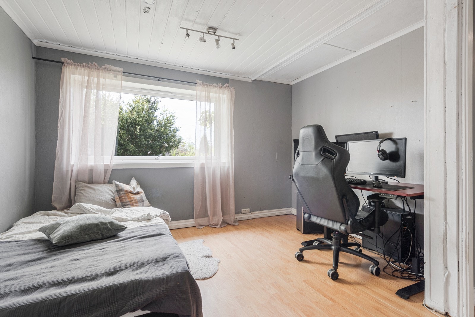 Soverommet oppleves som romslig og har plass til seng, garderobeskap og kontorplass. Galleribilde