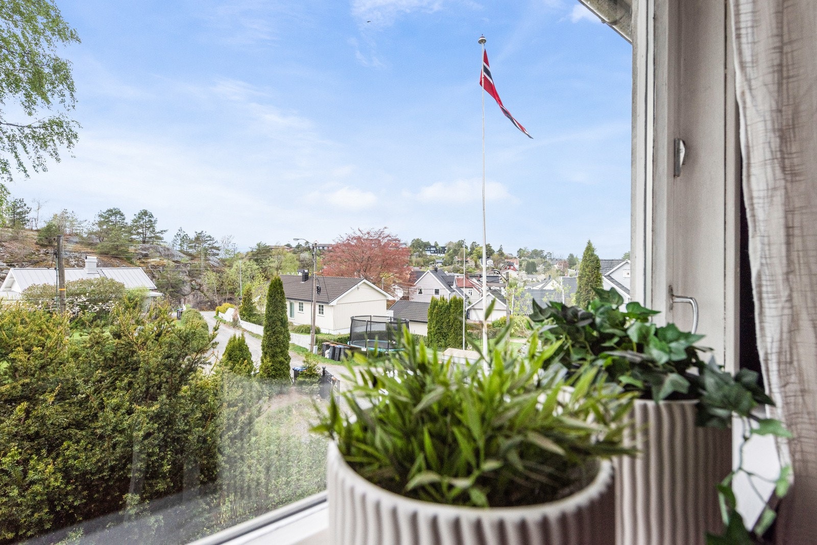 Her bor man rett ved buss og Virik skole, og det er gangavstand til alle fasiliteter i sentrum. Galleribilde
