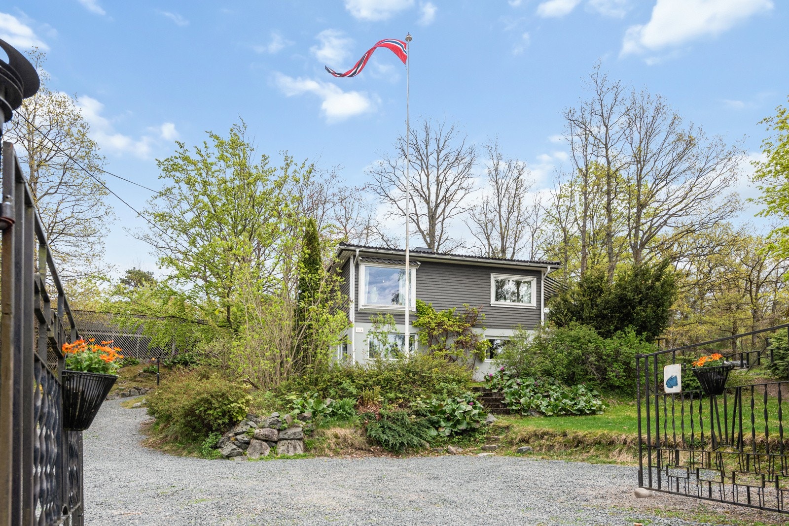 Haneholmveien 10 A er en innholdsrik enebolig over to plan pluss loft, med rolig og barnevennlig beliggenhet i grensen til Hjertnesskogen. Galleribilde