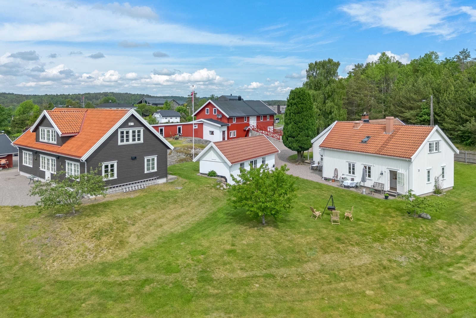 Et pent våningshus malt i hvitt utgjør hjertet på tunet. Leilighetsbygg fra 2015 med 4 godkjente leiligheter klare for utleie Galleribilde