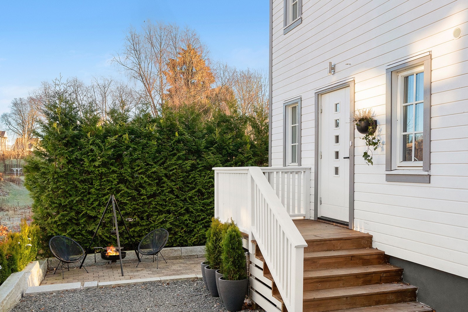 Inngang til leiligheten i 2. etasje med innvending gang opp. Hyggelig uteplass. Galleribilde