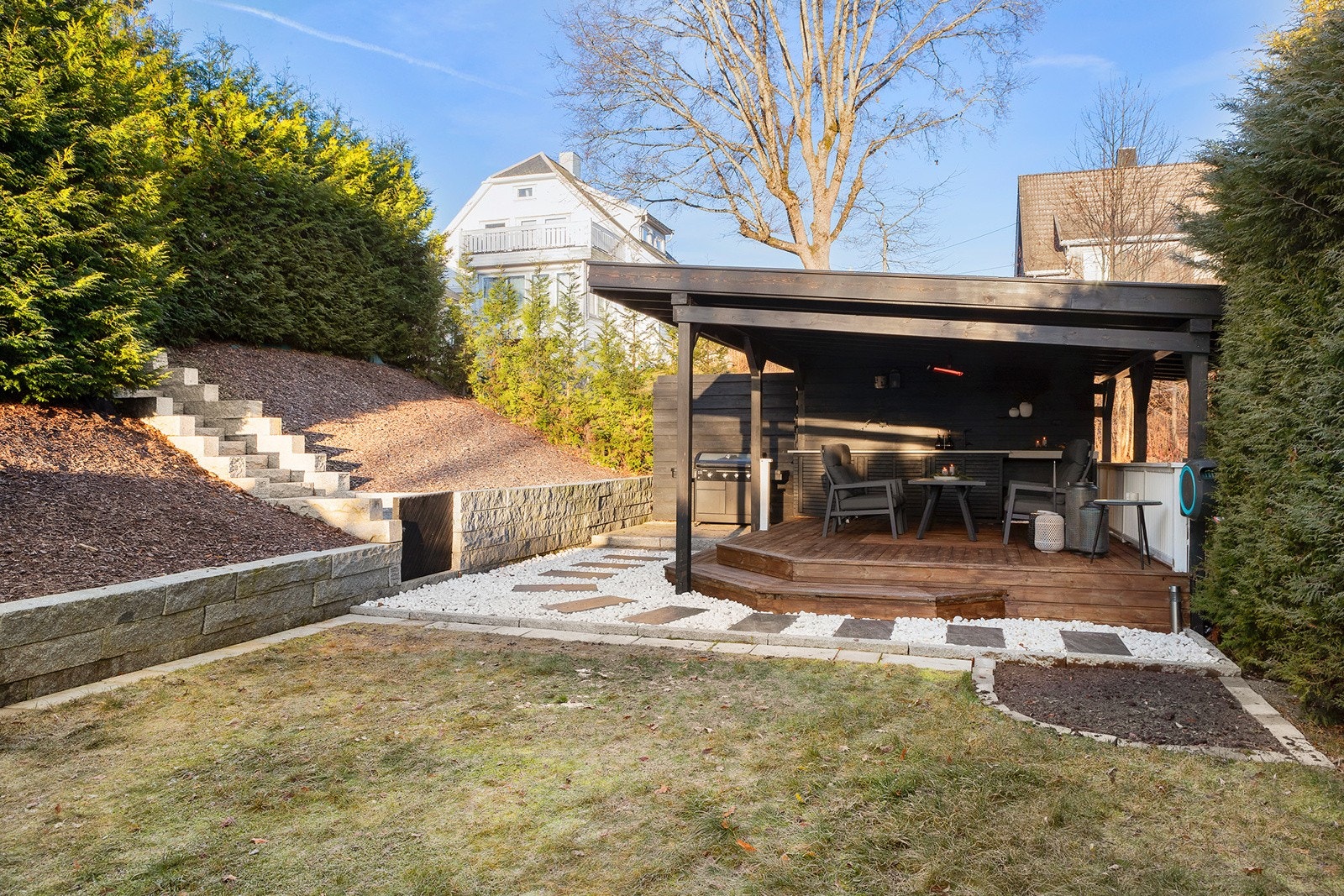 Flott uteplass for hygge og trivsel tilrettelagt for grilling og sosialt samvær Galleribilde