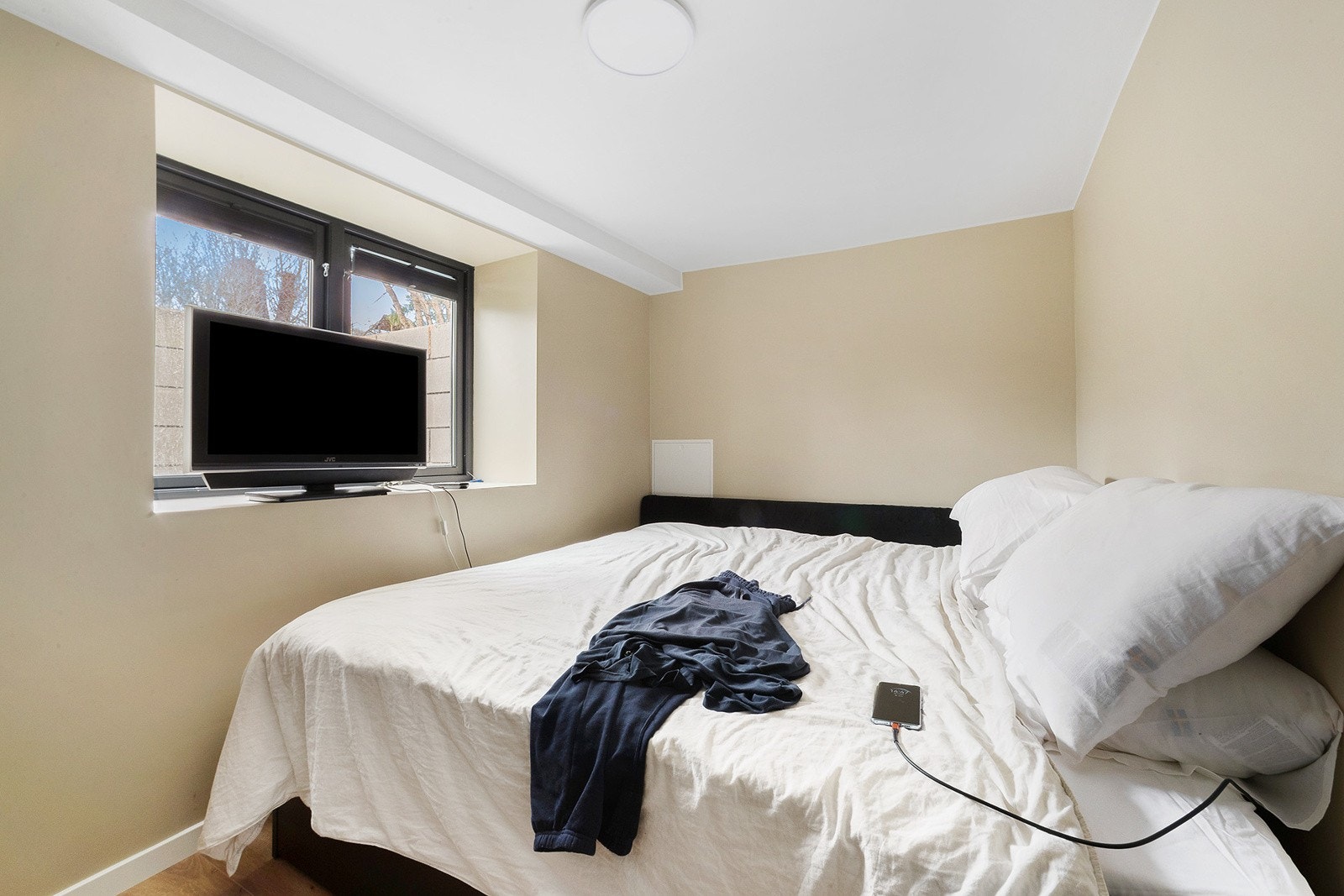 Leiligheten er ikke byggegodkjent og kan ikke påregnes å bli det. Underetasje. Soverom 1, det er totalt to soverom i denne etasjen. Galleribilde