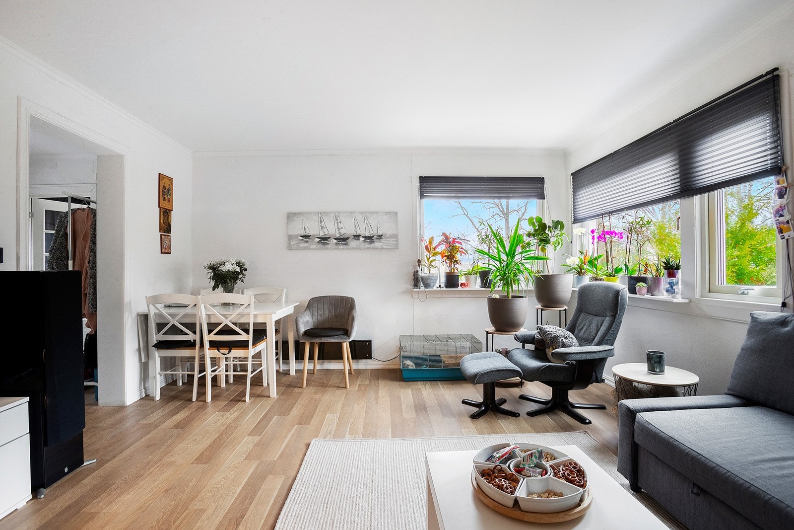 Velkommen til stuen i 1. etasje. Egen adkomst fra utsiden til denne leiligheten også. Se gjerne plantegninger. Galleribilde