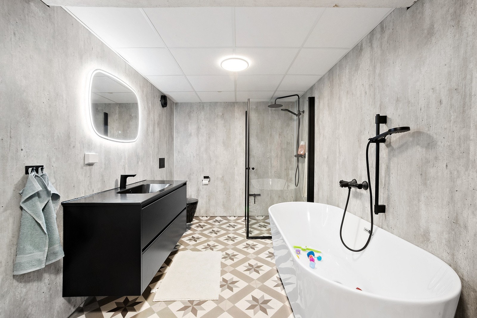 Leiligheten er ikke byggegodkjent og kan ikke påregnes å bli det. Underetasje. Baderommet. Galleribilde