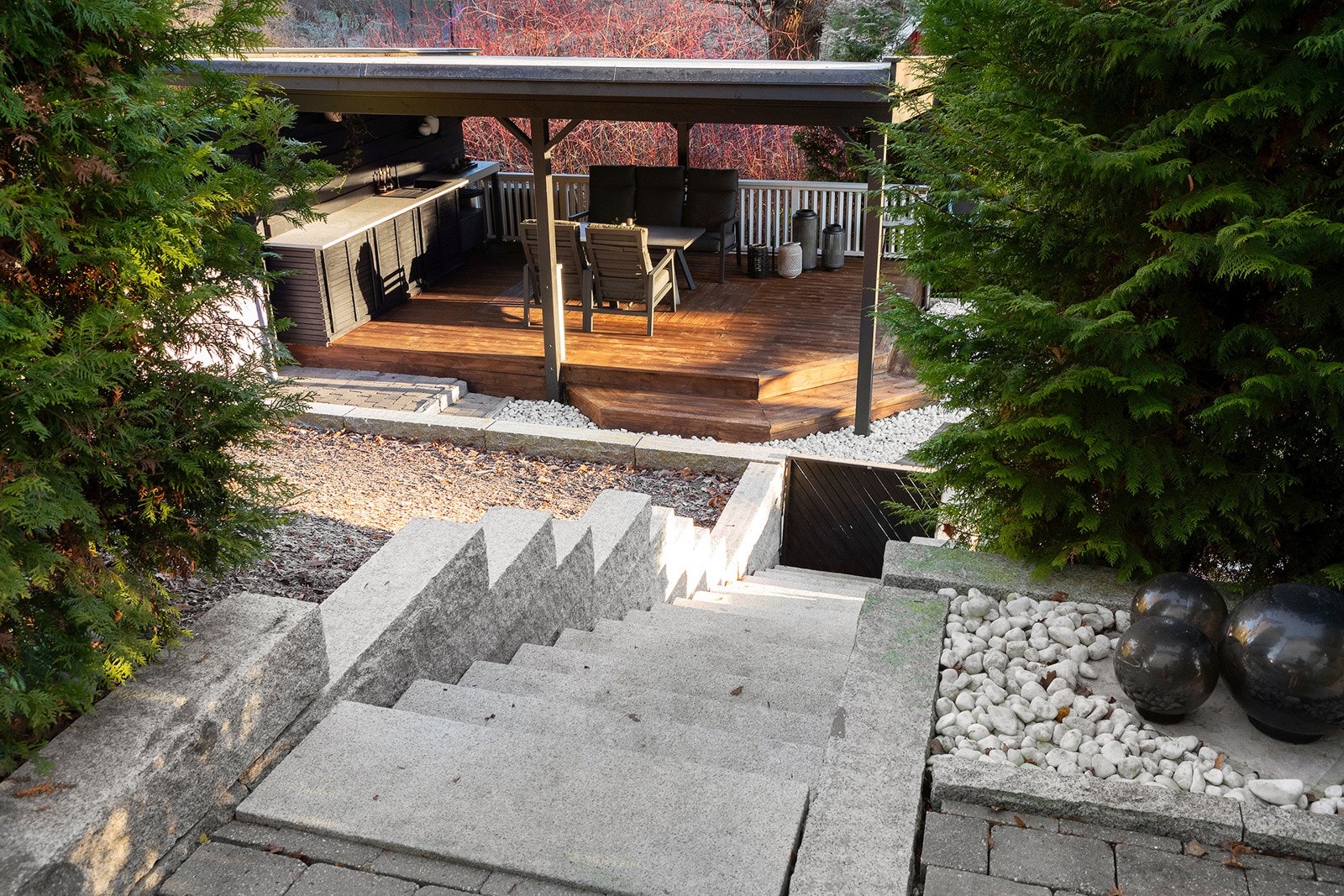 Pen stenrapp mellom inngang og hage Galleribilde