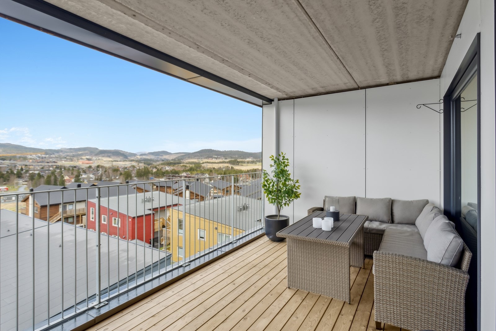 Balkongen er på 20m² og byr på god plass til utemøblement. Galleribilde