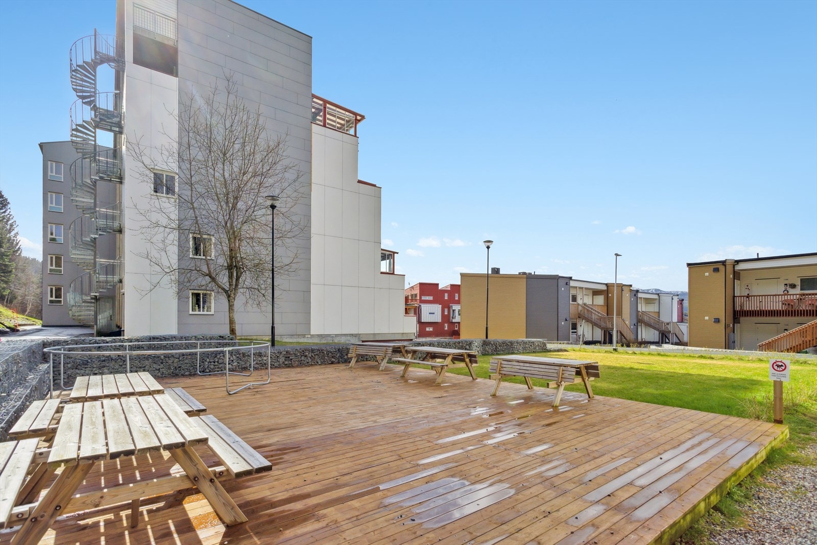 Sameiet har en pent opparbeidet eiendom med bl.a. beplantning og sittegrupper. Galleribilde