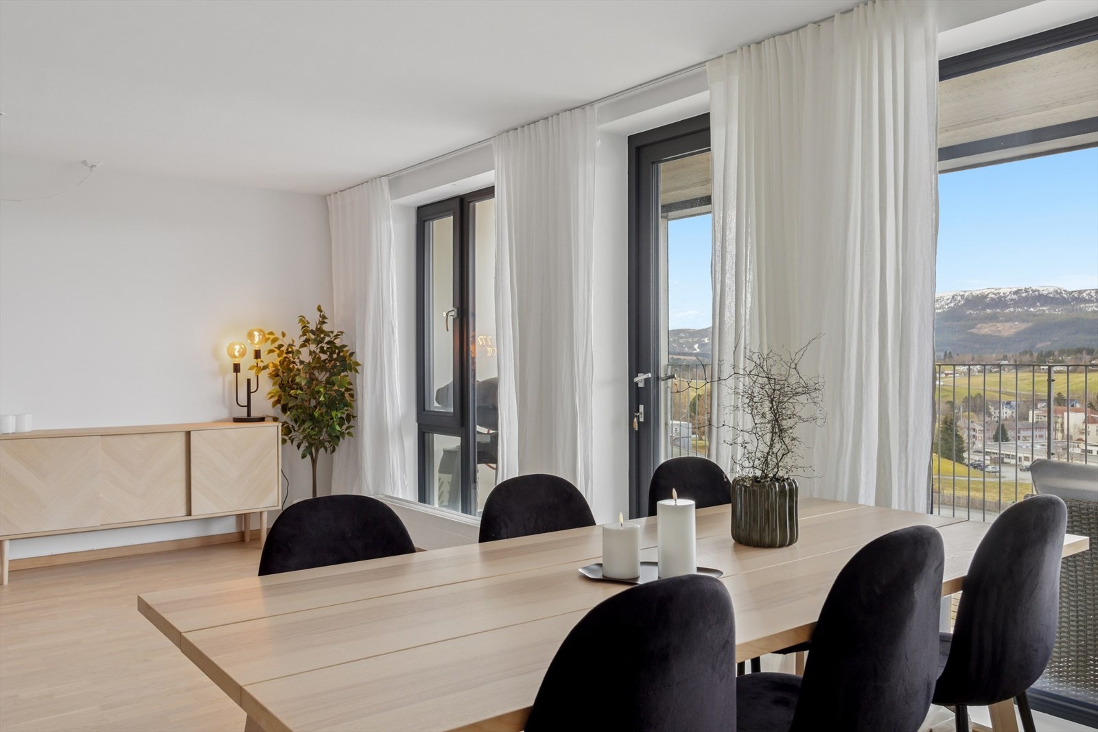 Den åpne stue/kjøkkenløsningen er på 37m² og byr på flere møbleringsmuligheter. Galleribilde