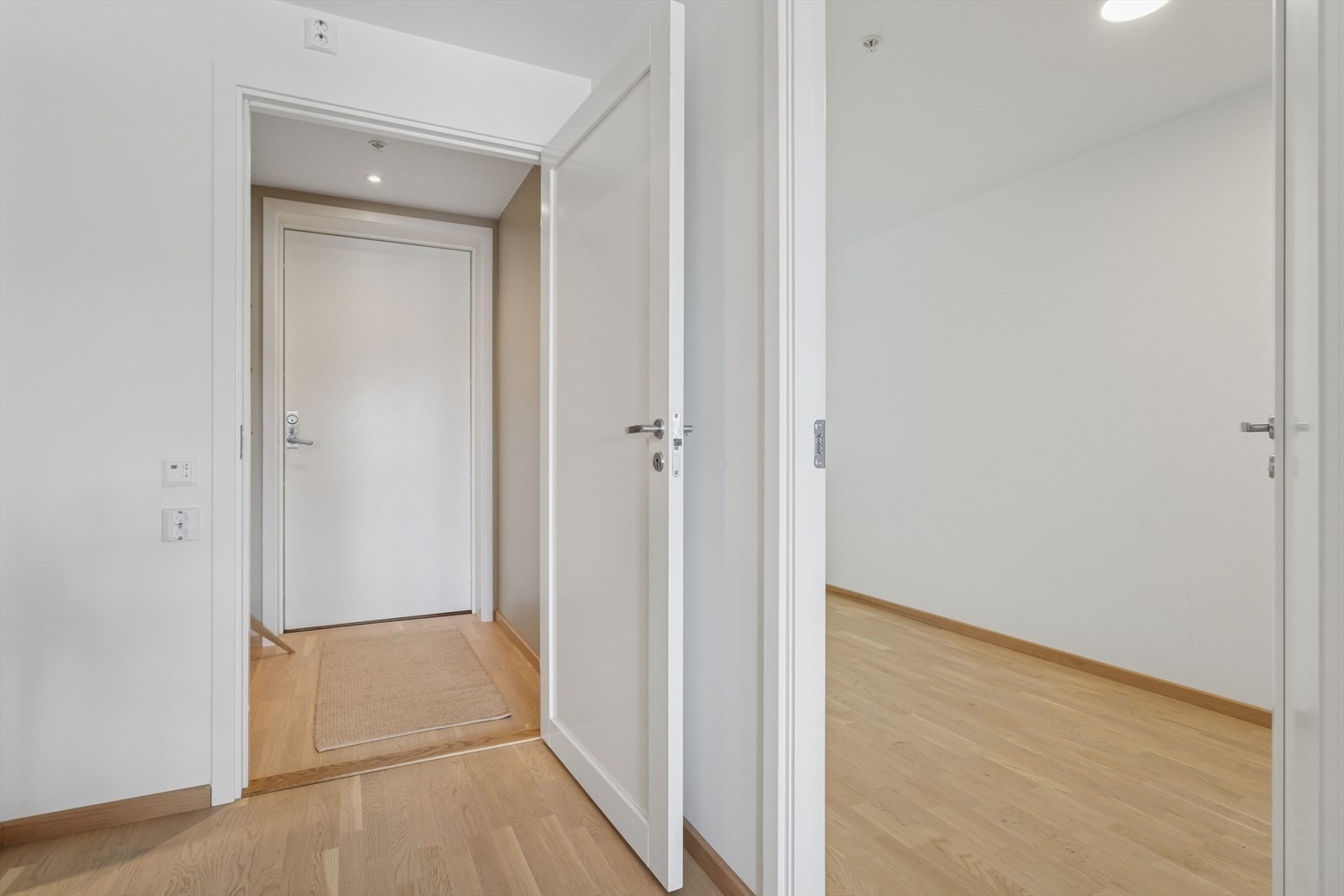 Leiligheten har en praktisk entré med plass for oppheng av yttertøy. Galleribilde