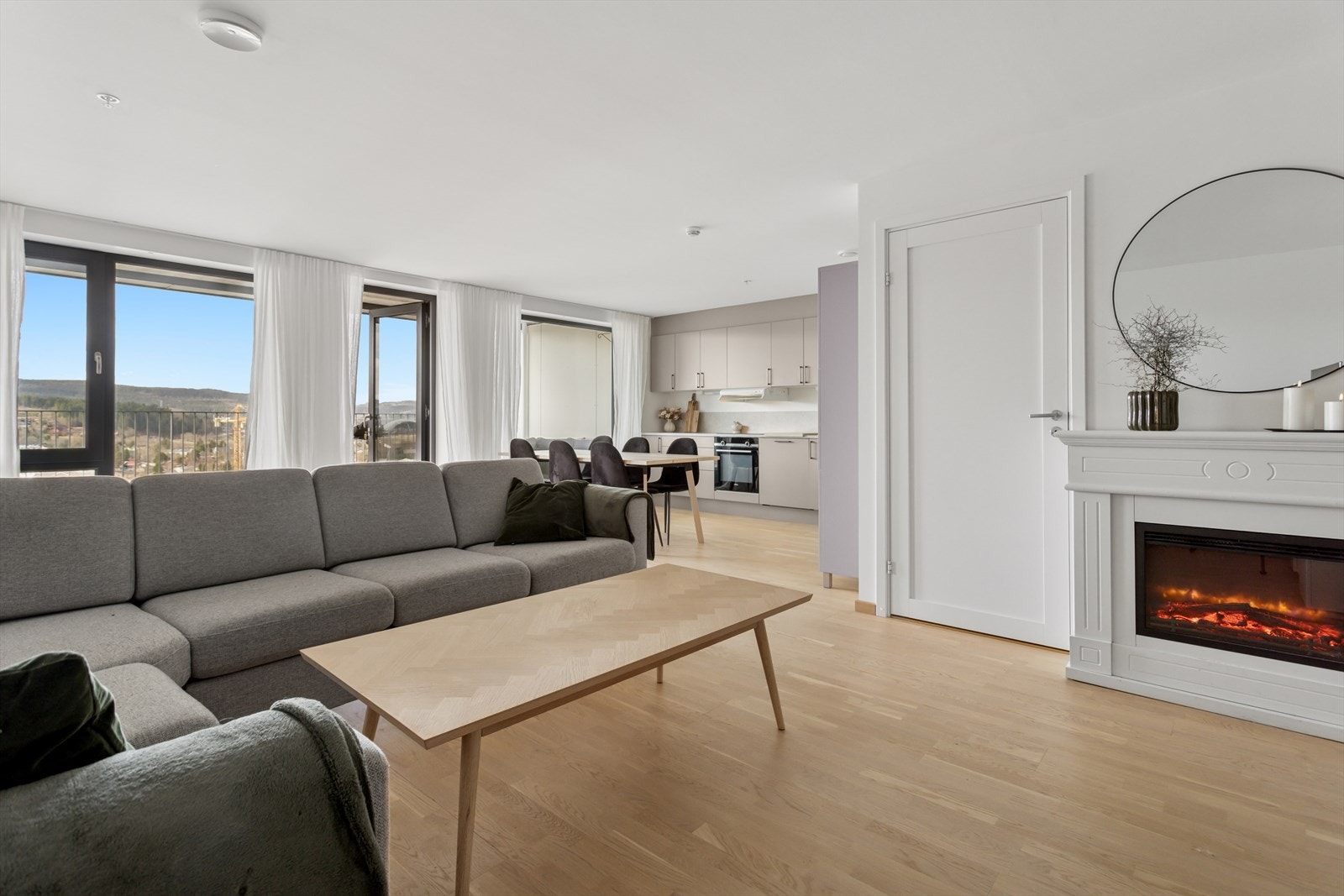 Lys og pen stue med store vindusflater som slipper inn godt med naturlig lys. Galleribilde