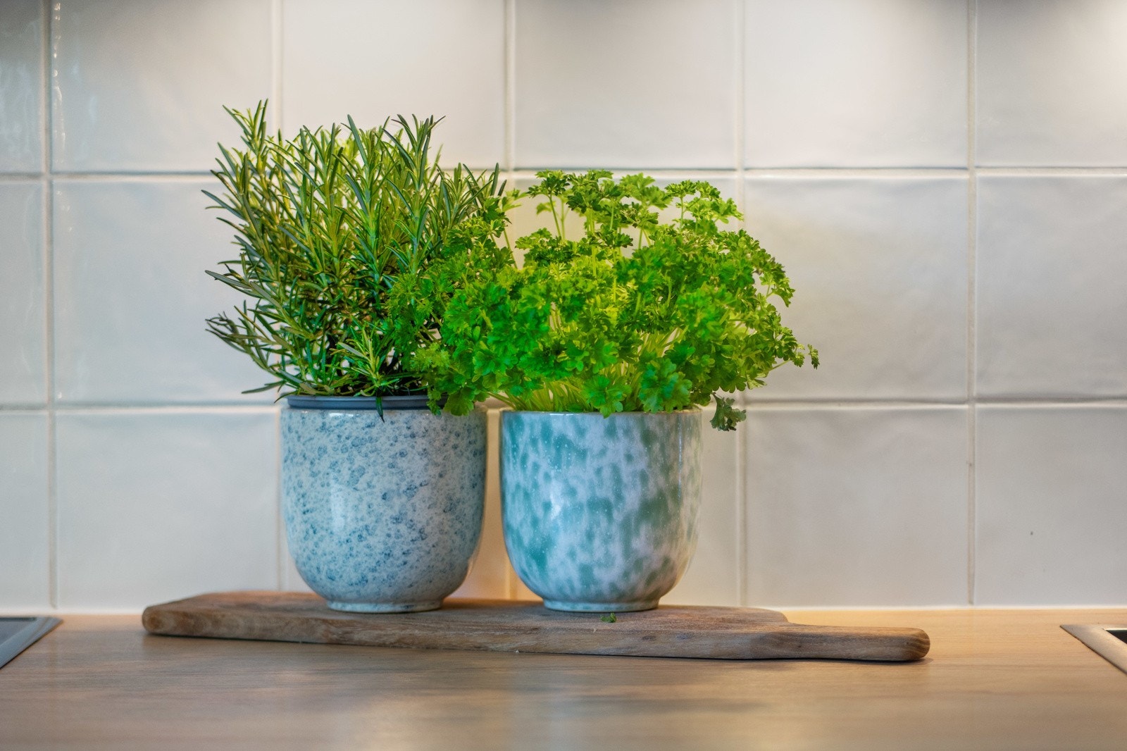 Veggene over benken er kledd med hvite fliser som står godt til resten av interiøret. Galleribilde