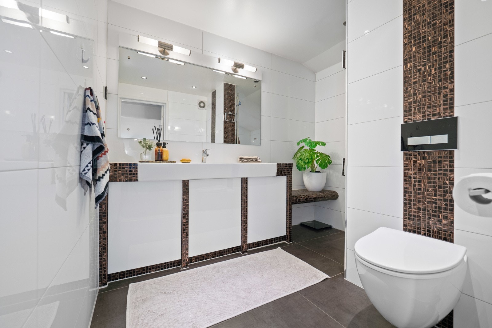 Badet, som ligger i 1. etasje, er helfliset og velholdt. Galleribilde