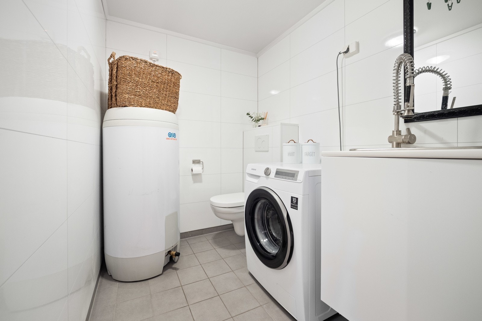 Boligen har et pent og praktisk vaskerom/wc i underetasjen. Galleribilde