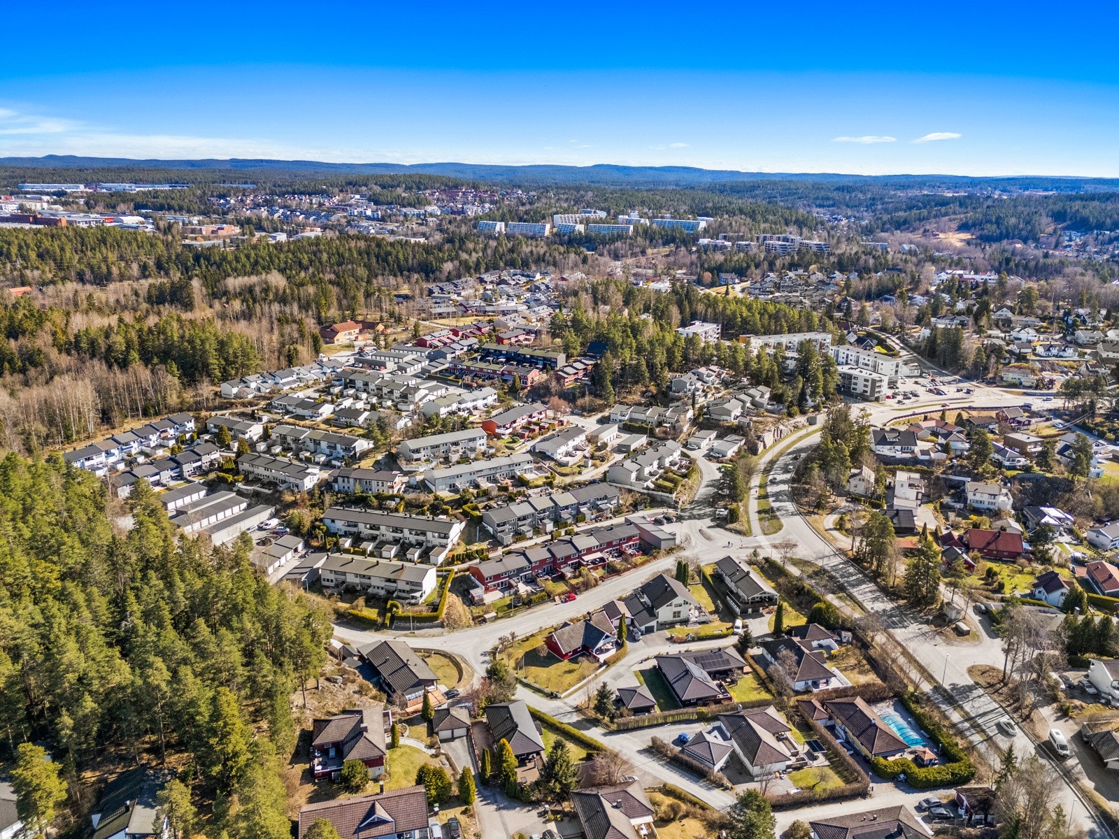 Eiendommen ligger meget attraktivt og barnevennlig til, med nærhet til barnehager, lekeplass og fine turområder. Galleribilde