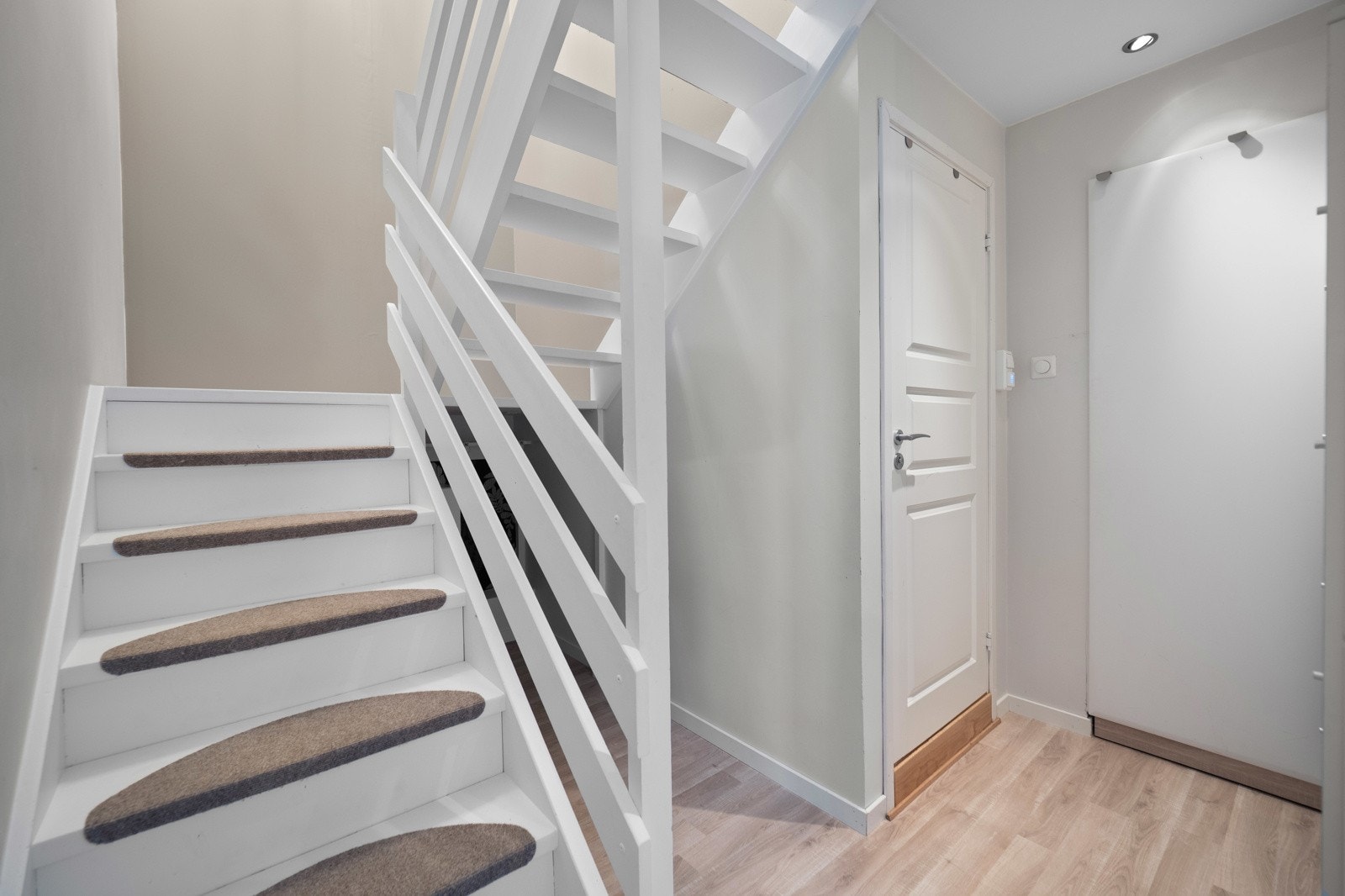 Ved gangen i underetasjen ligger det et kott og et vaskerom/wc. Galleribilde