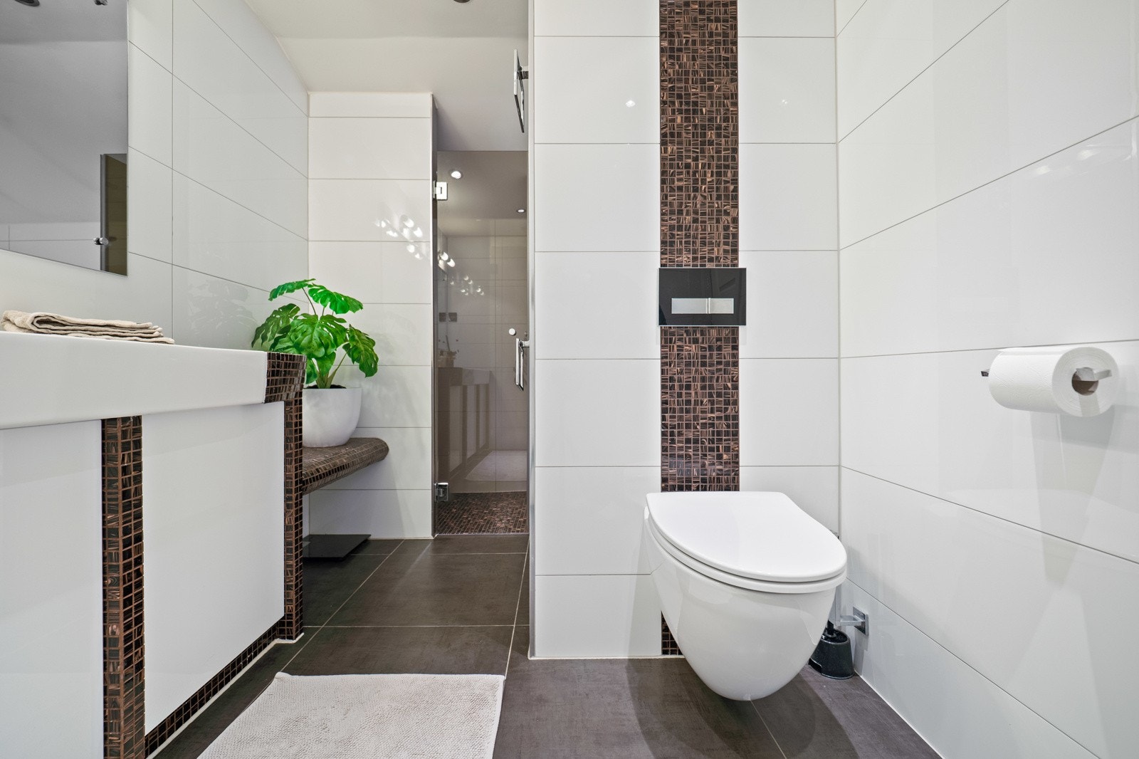 Badet er utstyrt med elektrisk varme i gulvet og downlights i himlingen. Galleribilde
