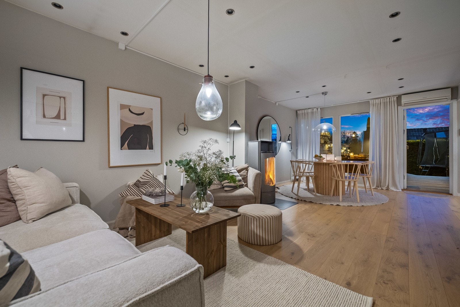 Fra allrommet i underetasjen er det utgang til en stor, sydvestvendt terrasse. Galleribilde