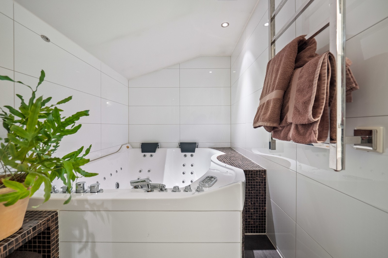 I tillegg til en dusjnisje har badet et badekar med massasjefunksjon. Galleribilde