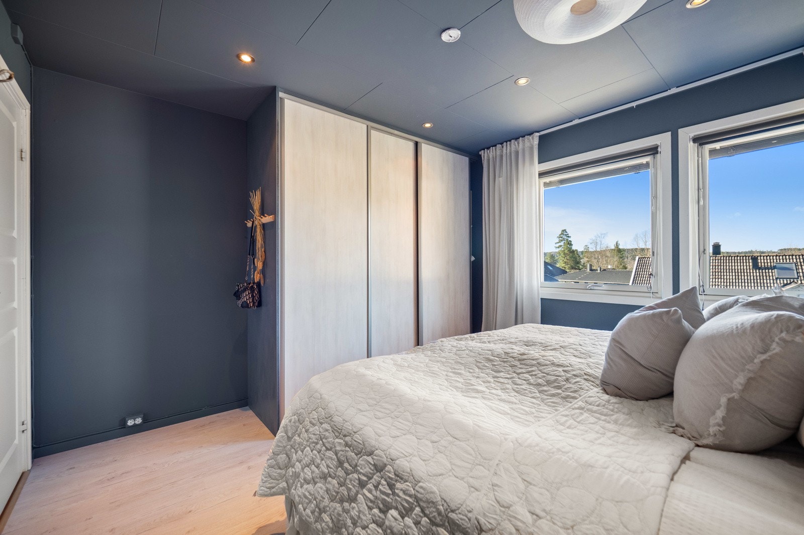 På hovedsoverommet er det en romslig, plassbygd skyvedørsgarderobe. Galleribilde
