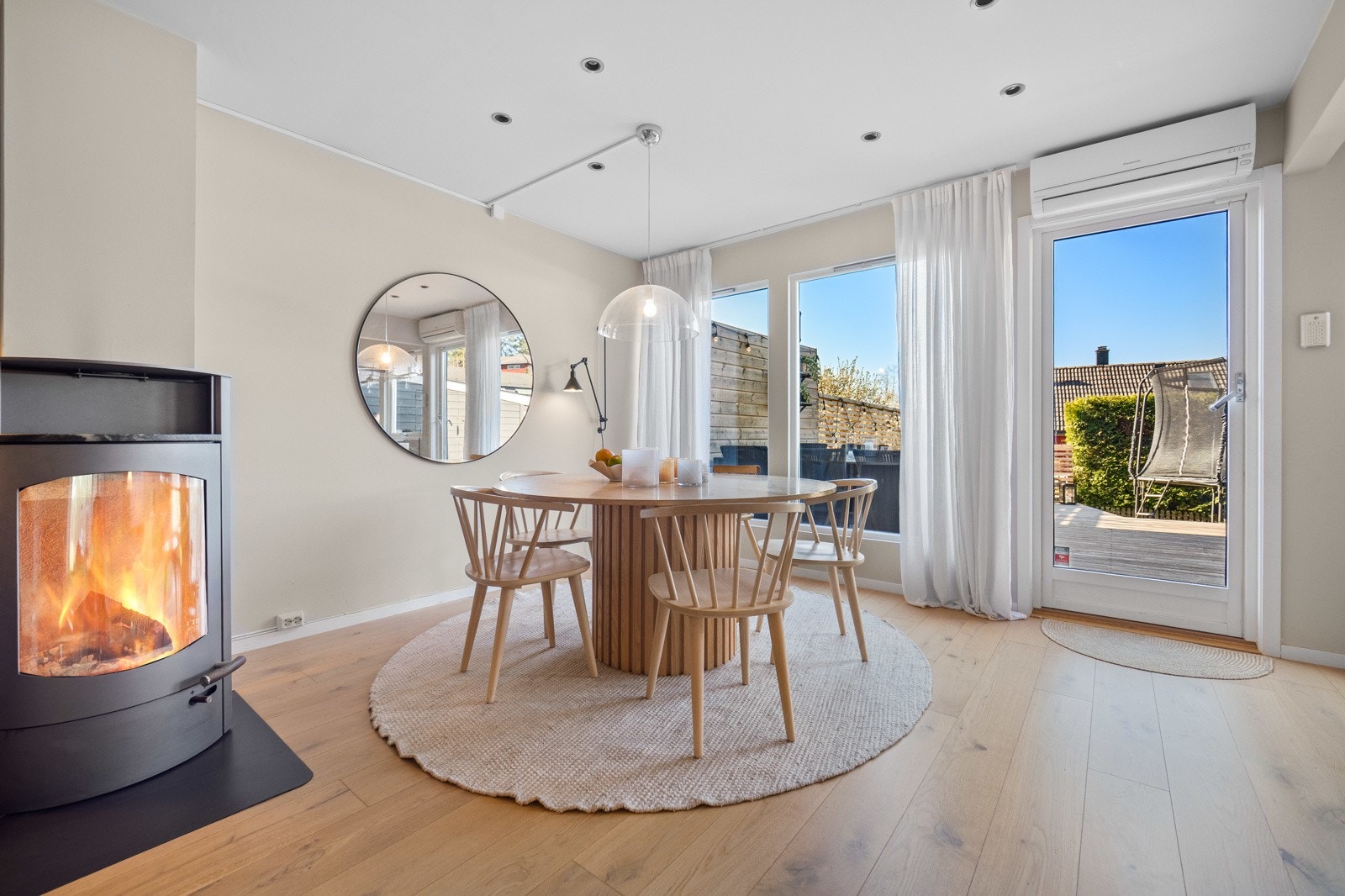 Ved spisestuen er det utgang til terrasse og hage. Galleribilde